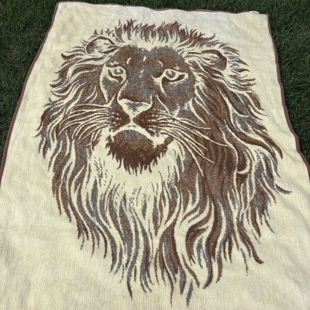 Vintage Lion Blanket Throw Acrylic Crown Crafts Vuteks Brown Reversible 60x80